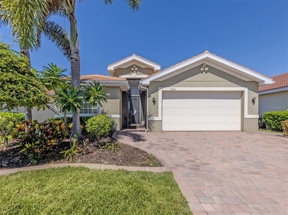 For Sale: $440,000 (3 beds, 2 baths, 1984 Square Feet)