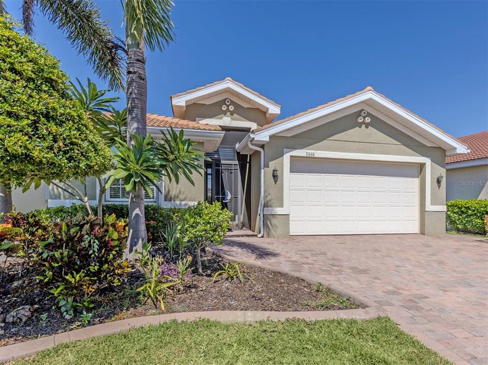 For Sale: $440,000 (3 beds, 2 baths, 1984 Square Feet)