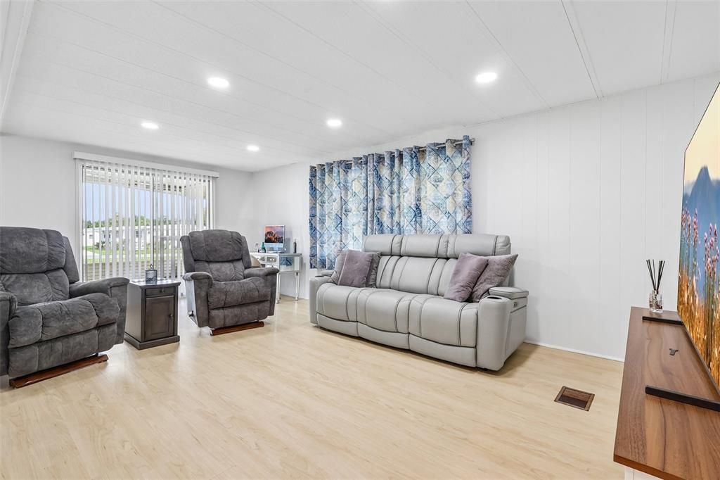 На продажу: $115,000 (2 спален, 2 ванн, 1152 Квадратных фут)