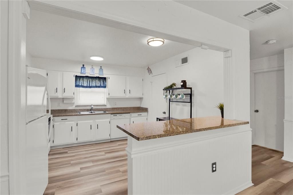 For Sale: $369,900 (2 beds, 2 baths, 1032 Square Feet)