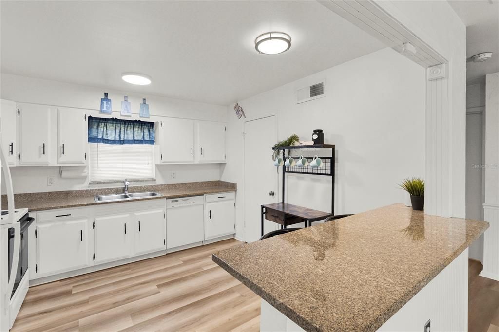 For Sale: $369,900 (2 beds, 2 baths, 1032 Square Feet)