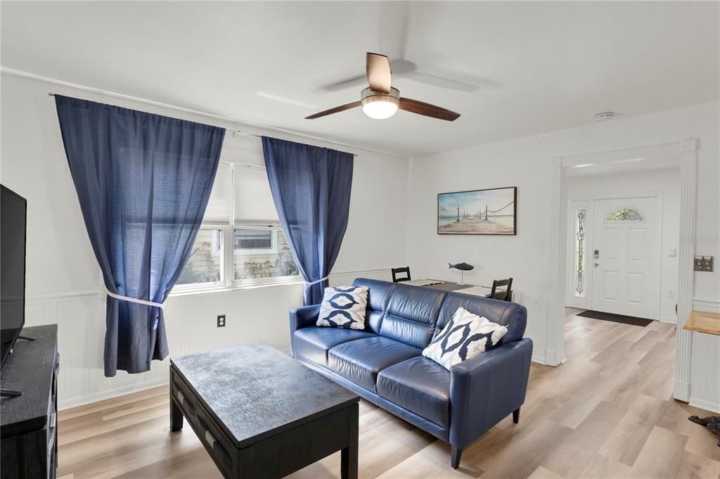 For Sale: $369,900 (2 beds, 2 baths, 1032 Square Feet)