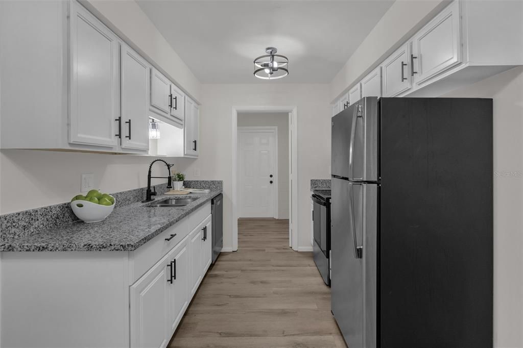 На продажу: $319,900 (4 спален, 2 ванн, 1648 Квадратных фут)