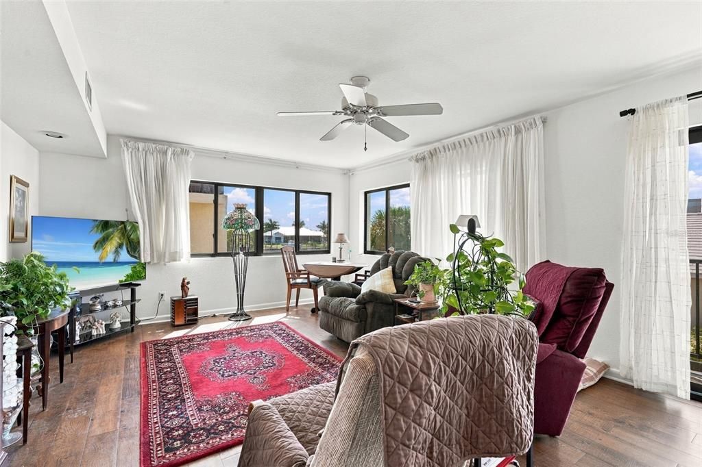En Venta: $299,000 (2 camas, 2 baños, 1913 Pies cuadrados)
