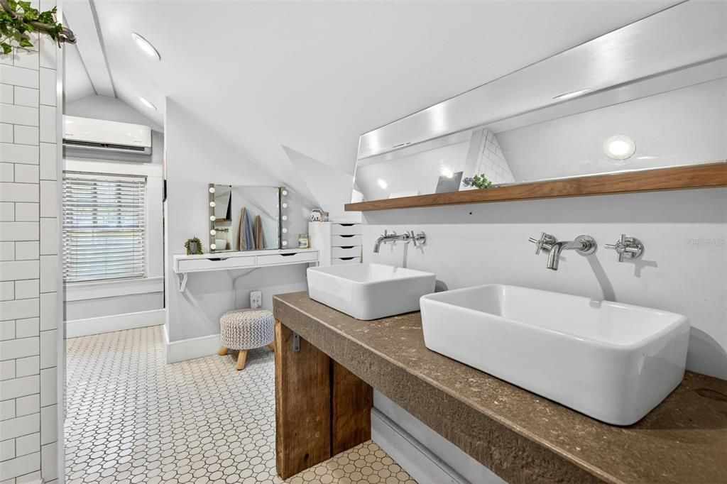 For Sale: $375,000 (3 beds, 2 baths, 1491 Square Feet)