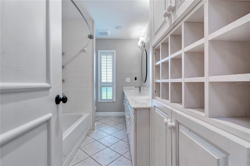 En Venta: $675,000 (3 camas, 2 baños, 2521 Pies cuadrados)