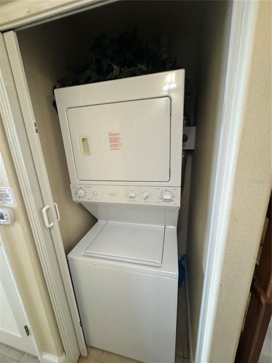 For Sale: $220,000 (1 beds, 2 baths, 798 Square Feet)