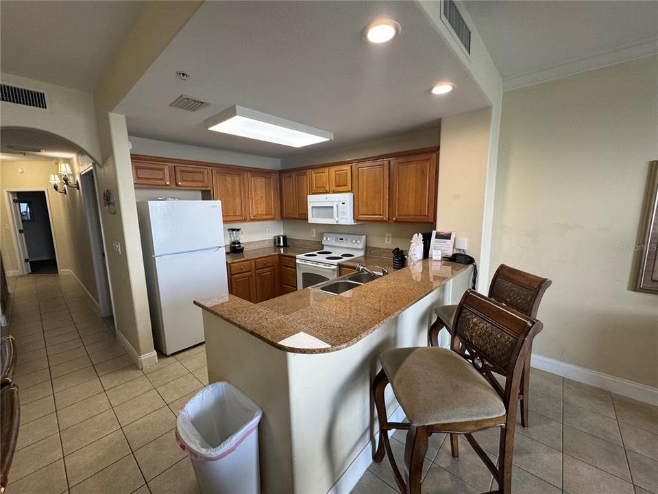 For Sale: $220,000 (1 beds, 2 baths, 798 Square Feet)