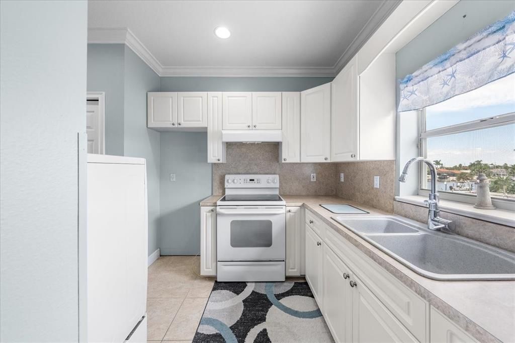 For Sale: $1,650,000 (6 beds, 3 baths, 6218 Square Feet)