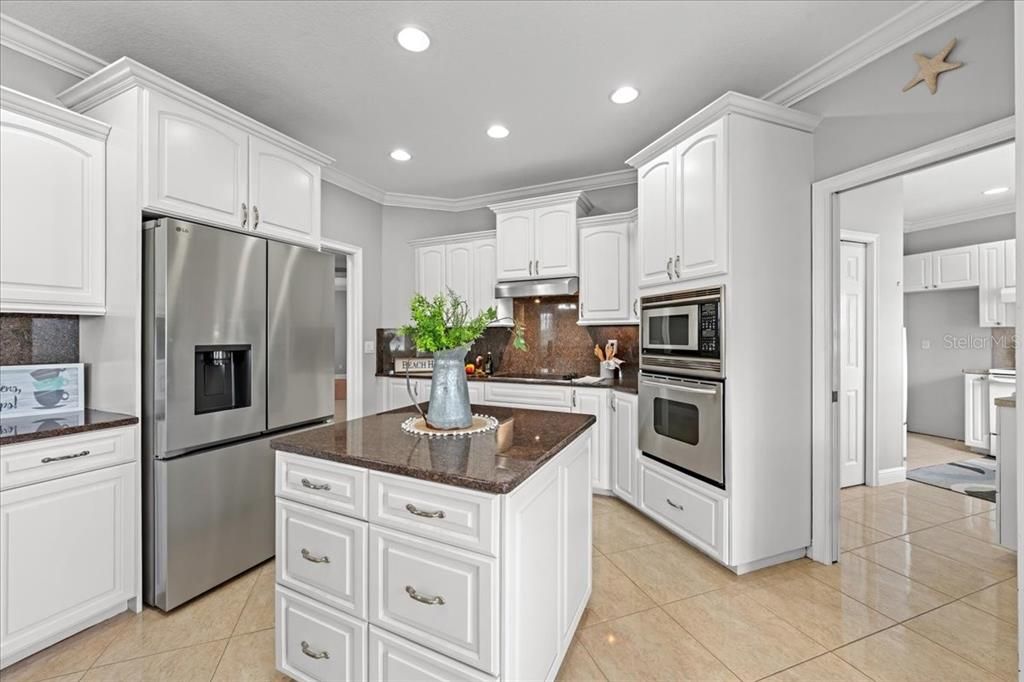 For Sale: $1,650,000 (6 beds, 3 baths, 6218 Square Feet)