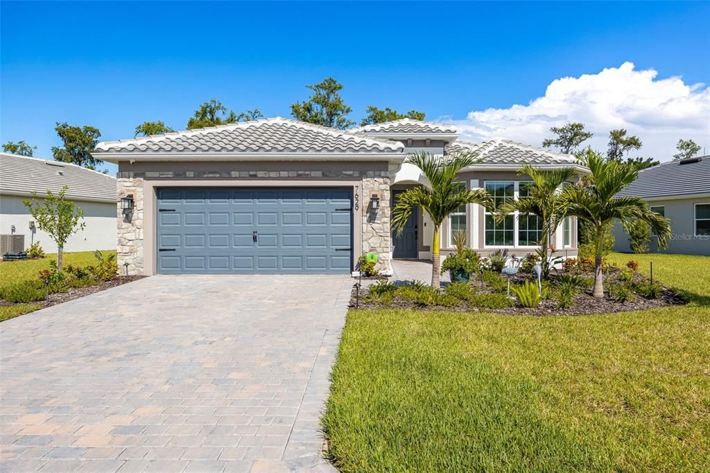 For Sale: $649,000 (3 beds, 2 baths, 2084 Square Feet)