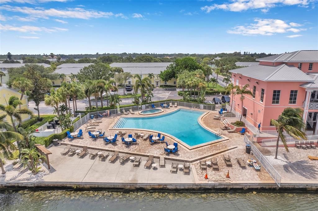 For Rent: $2,400 (1 beds, 1 baths, 694 Square Feet)