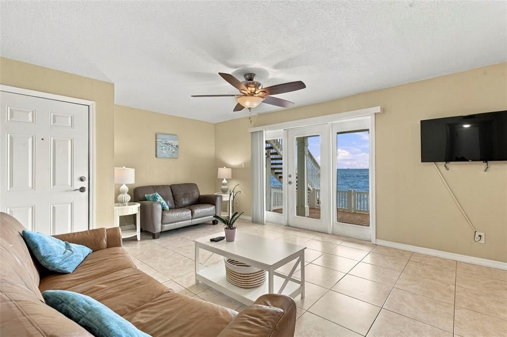 For Rent: $2,400 (1 beds, 1 baths, 694 Square Feet)