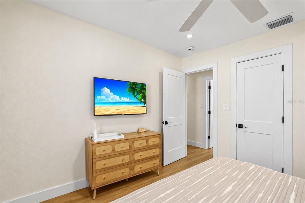 For Sale: $699,000 (3 beds, 1 baths, 1008 Square Feet)