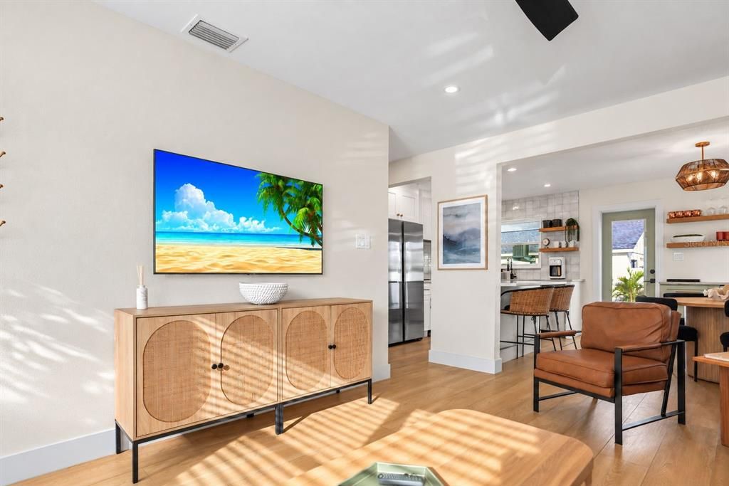 For Sale: $699,000 (3 beds, 1 baths, 1008 Square Feet)