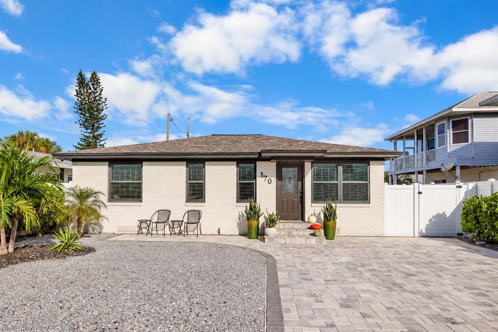 For Sale: $699,000 (3 beds, 1 baths, 1008 Square Feet)