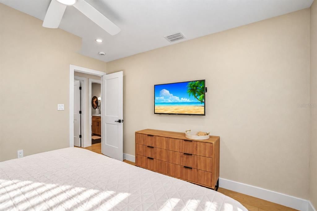 For Sale: $699,000 (3 beds, 1 baths, 1008 Square Feet)