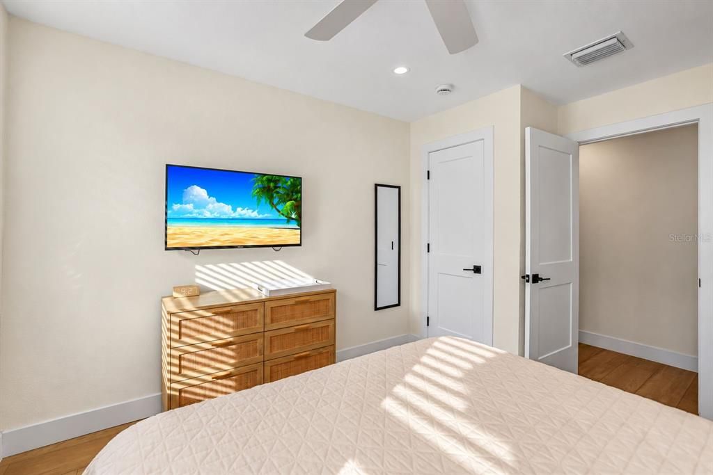 For Sale: $699,000 (3 beds, 1 baths, 1008 Square Feet)