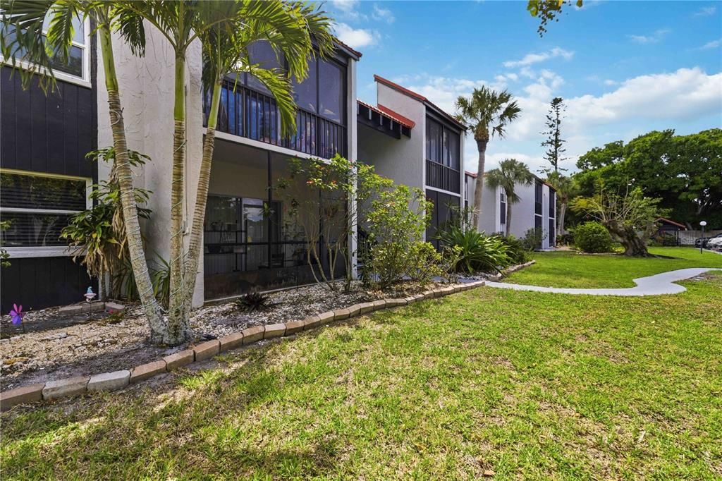 For Sale: $199,950 (2 beds, 2 baths, 964 Square Feet)