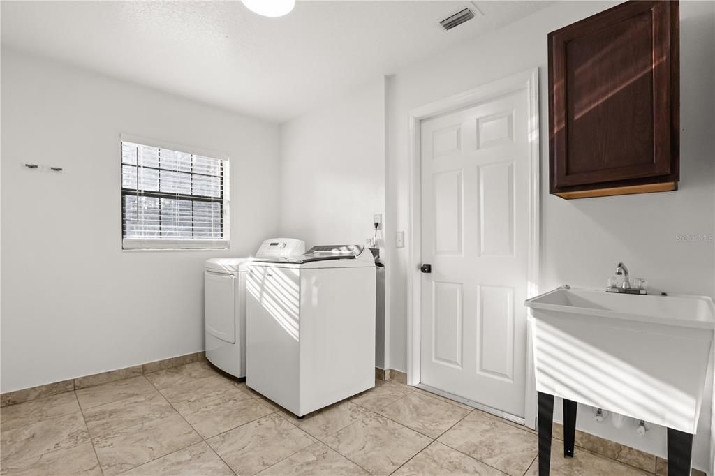 For Sale: $415,000 (3 beds, 2 baths, 1883 Square Feet)
