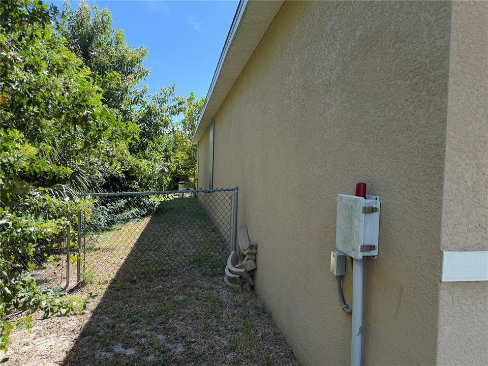 待售: $330,000 (4 贝兹, 2 浴室, 2347 平方英尺)