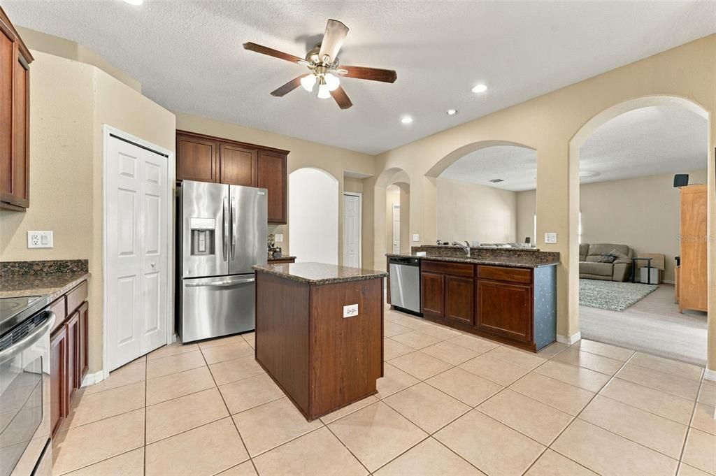 For Sale: $325,000 (6 beds, 3 baths, 2992 Square Feet)