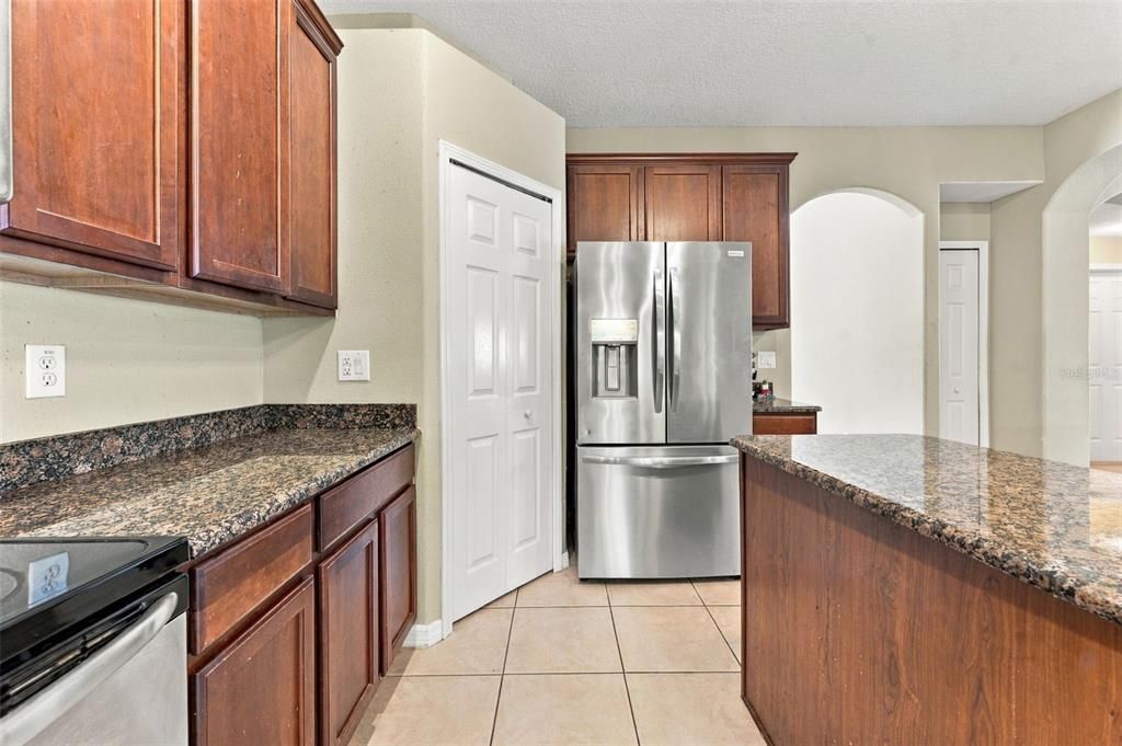 For Sale: $325,000 (6 beds, 3 baths, 2992 Square Feet)