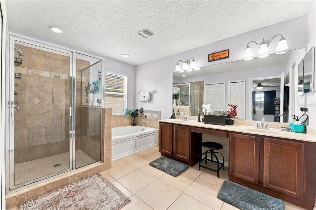 For Sale: $325,000 (6 beds, 3 baths, 2992 Square Feet)