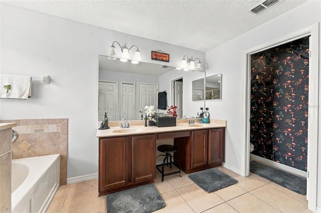 For Sale: $325,000 (6 beds, 3 baths, 2992 Square Feet)