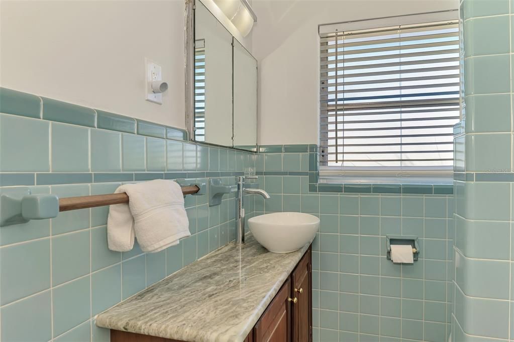 For Sale: $395,000 (2 beds, 1 baths, 1248 Square Feet)