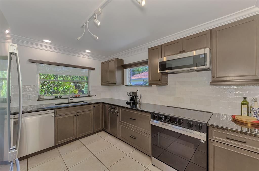 For Sale: $395,000 (2 beds, 1 baths, 1248 Square Feet)
