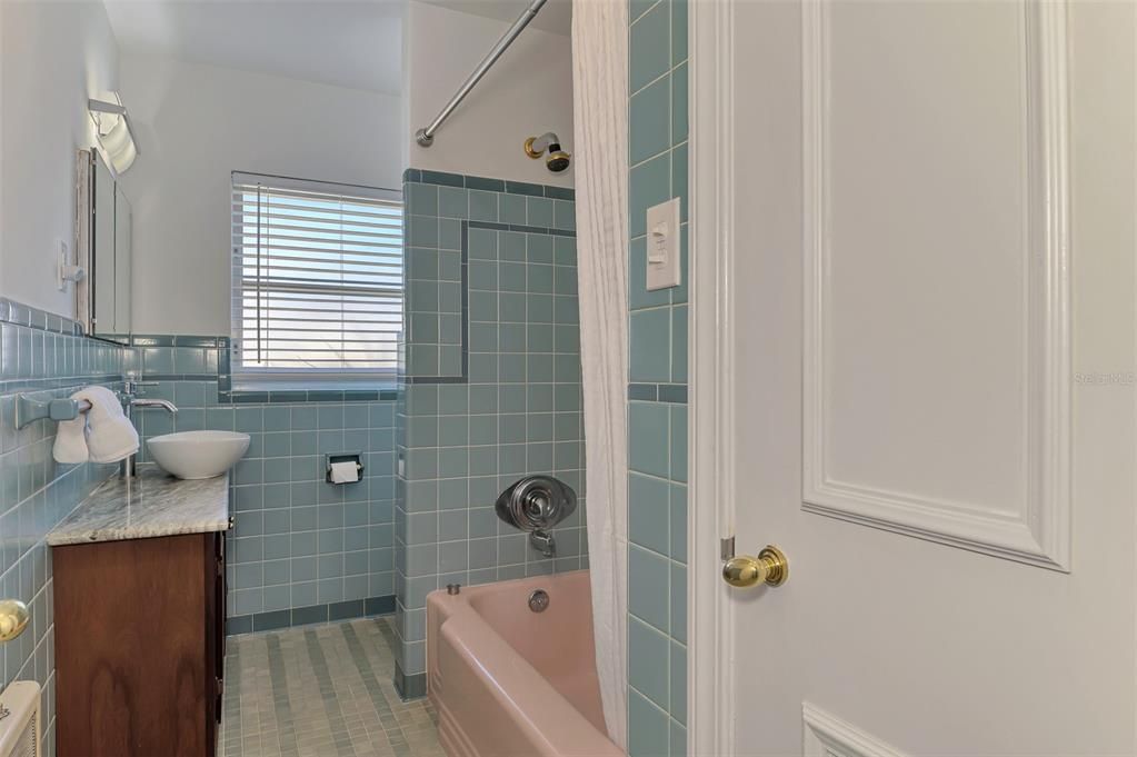 For Sale: $395,000 (2 beds, 1 baths, 1248 Square Feet)