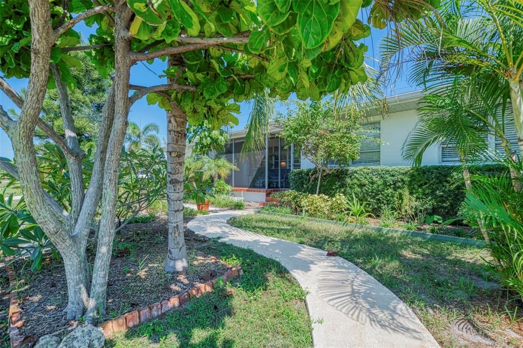 For Sale: $395,000 (2 beds, 1 baths, 1248 Square Feet)