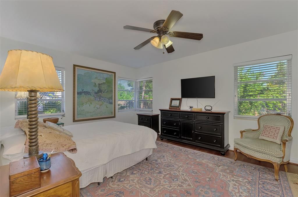 For Sale: $395,000 (2 beds, 1 baths, 1248 Square Feet)