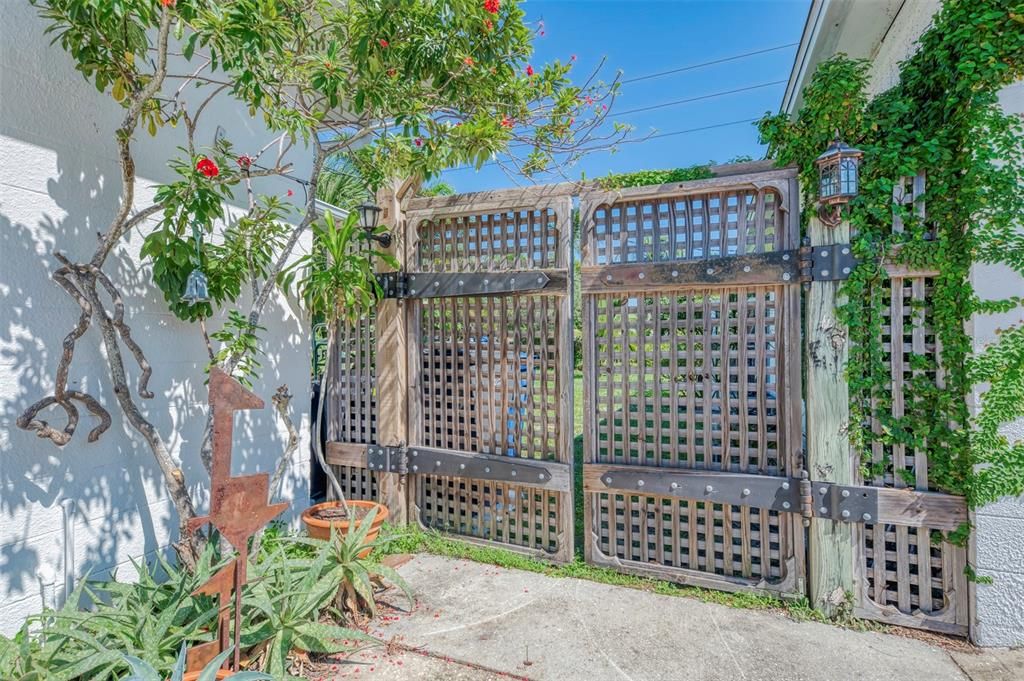 For Sale: $395,000 (2 beds, 1 baths, 1248 Square Feet)