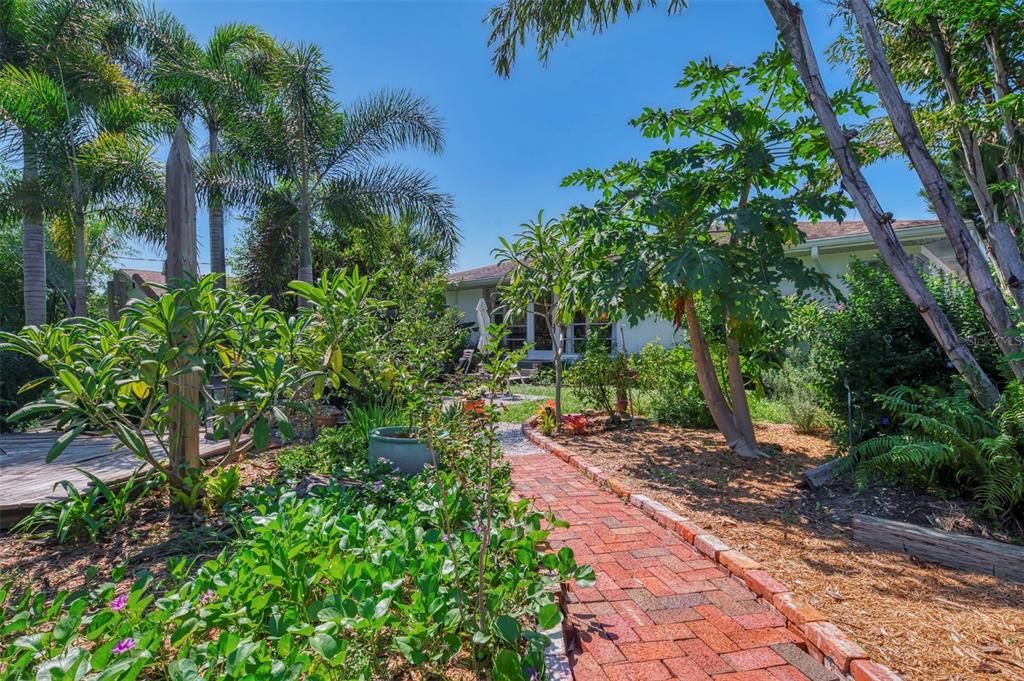 For Sale: $395,000 (2 beds, 1 baths, 1248 Square Feet)