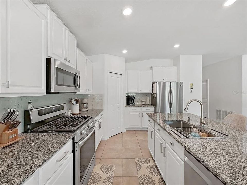For Sale: $325,000 (4 beds, 2 baths, 1935 Square Feet)