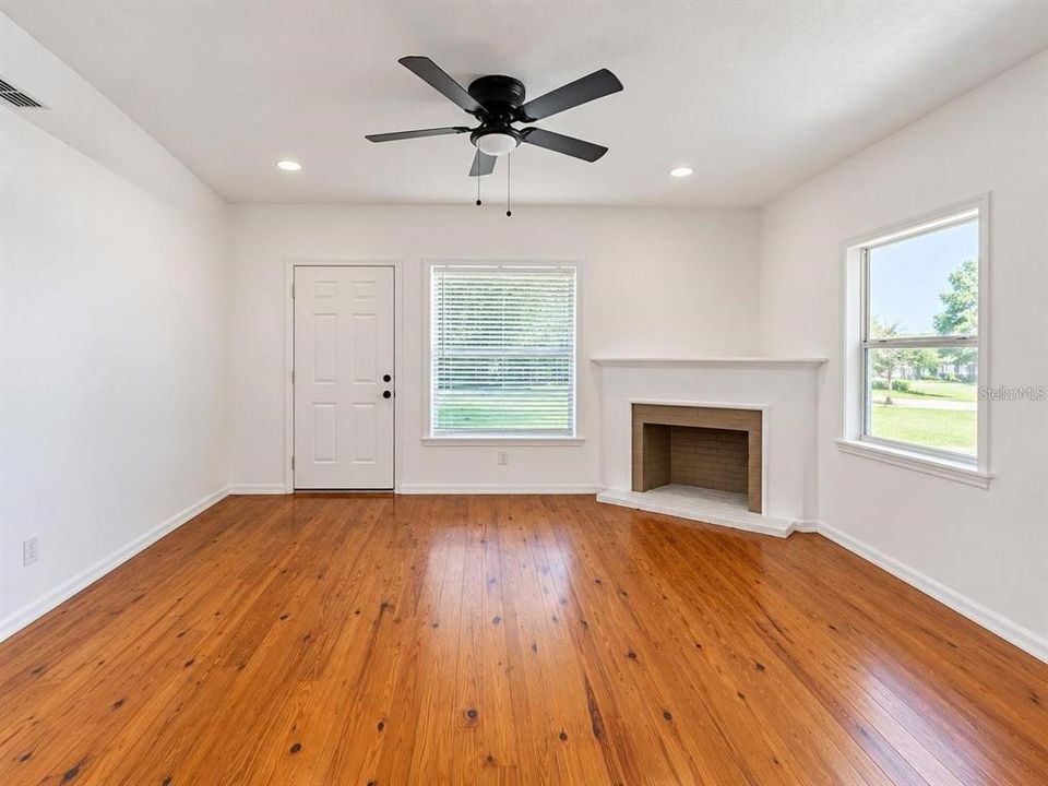 На продажу: $245,000 (2 спален, 2 ванн, 1200 Квадратных фут)