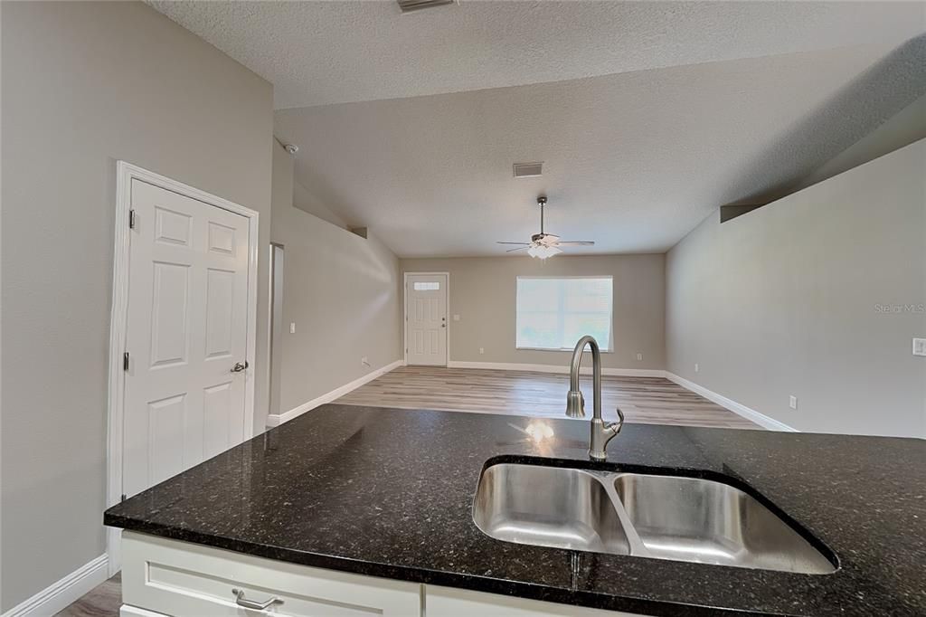 For Rent: $1,699 (3 beds, 2 baths, 1438 Square Feet)