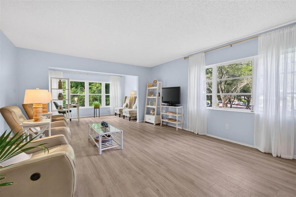 For Sale: $199,899 (2 beds, 2 baths, 1400 Square Feet)