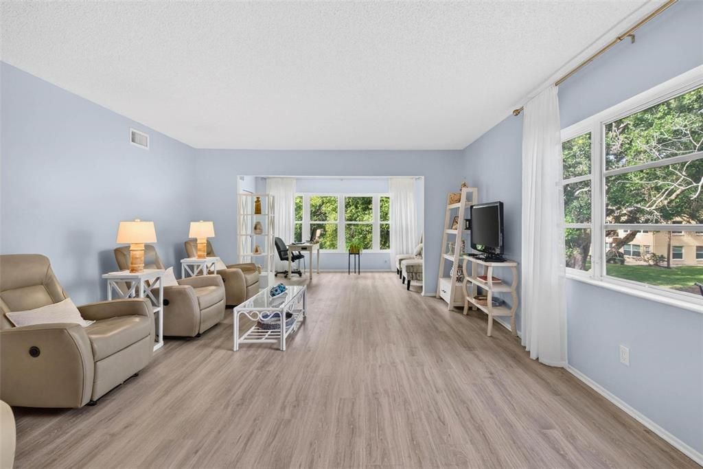 For Sale: $199,899 (2 beds, 2 baths, 1400 Square Feet)