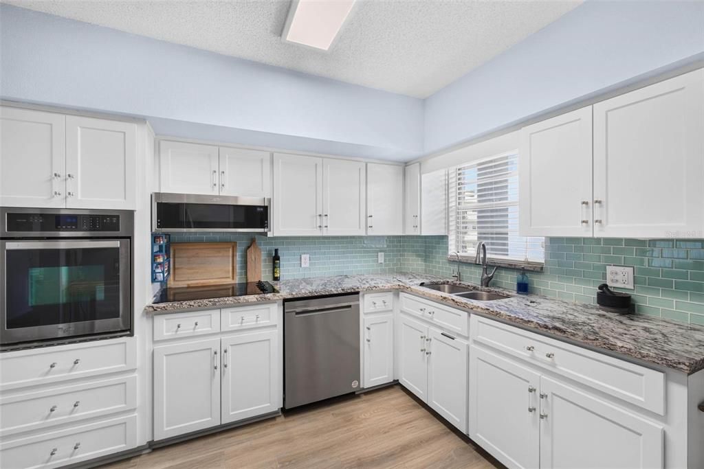 For Sale: $199,899 (2 beds, 2 baths, 1400 Square Feet)