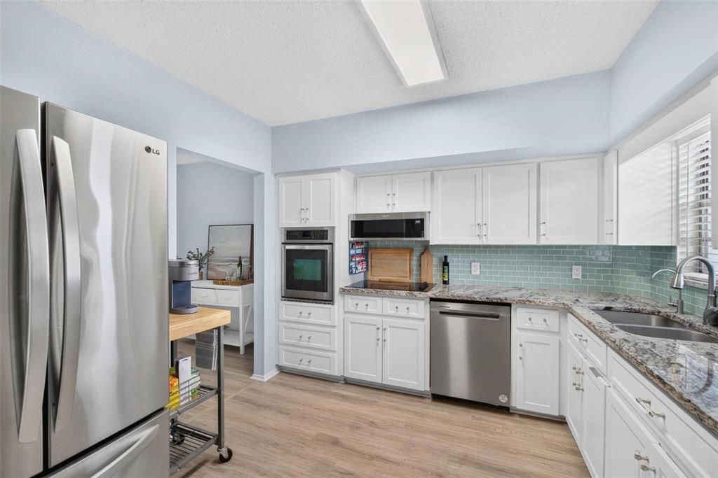 For Sale: $199,899 (2 beds, 2 baths, 1400 Square Feet)