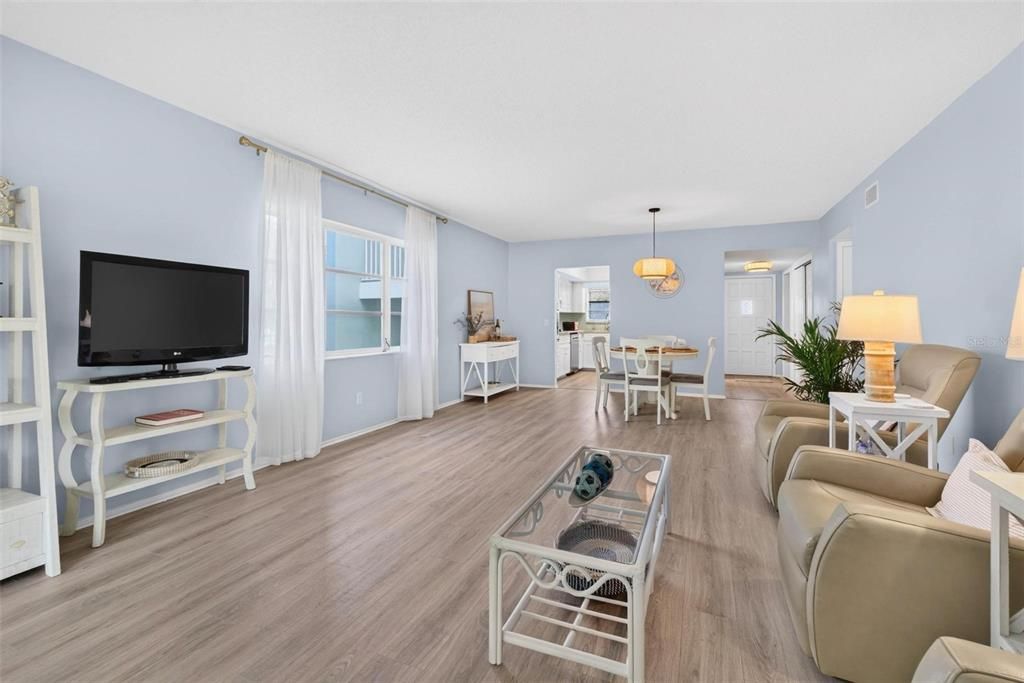 For Sale: $199,899 (2 beds, 2 baths, 1400 Square Feet)