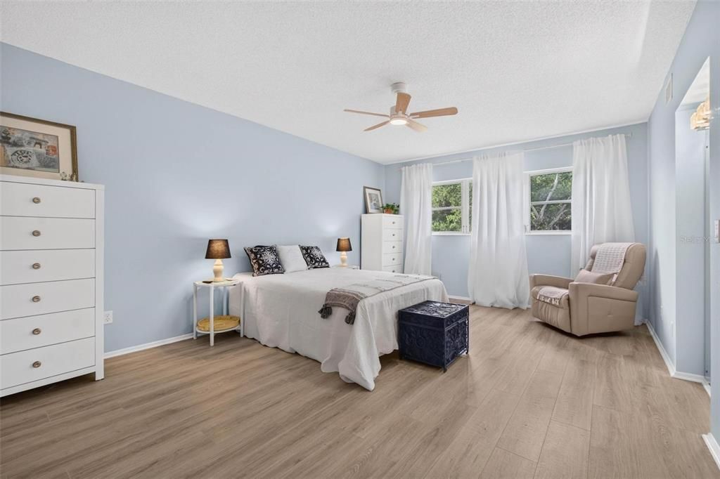 For Sale: $199,899 (2 beds, 2 baths, 1400 Square Feet)