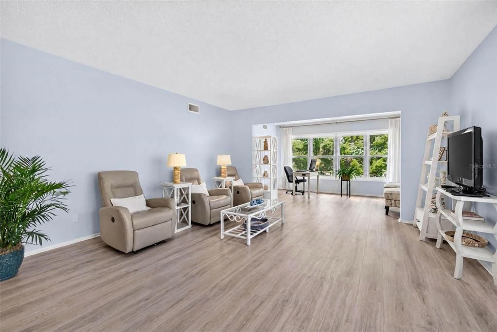 For Sale: $199,899 (2 beds, 2 baths, 1400 Square Feet)