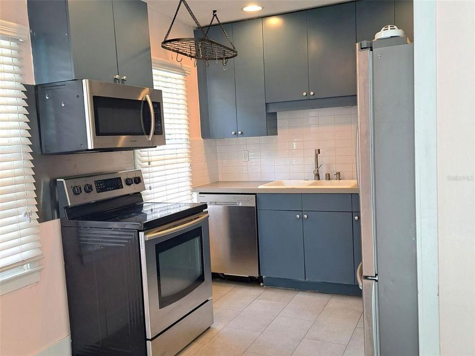 For Sale: $389,000 (2 beds, 1 baths, 851 Square Feet)
