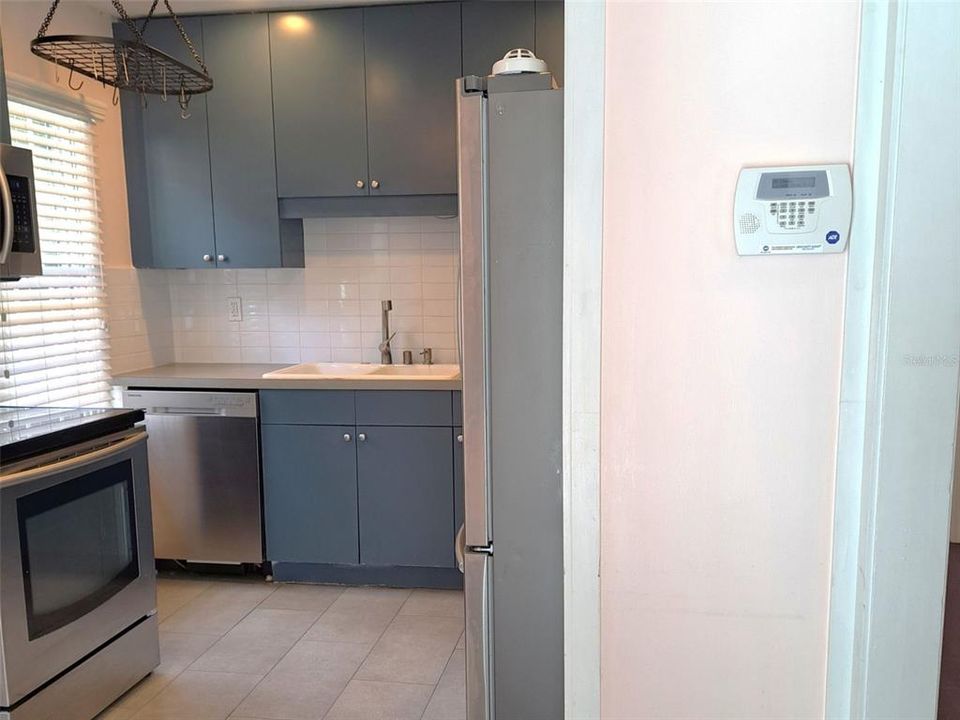 For Sale: $389,000 (2 beds, 1 baths, 851 Square Feet)