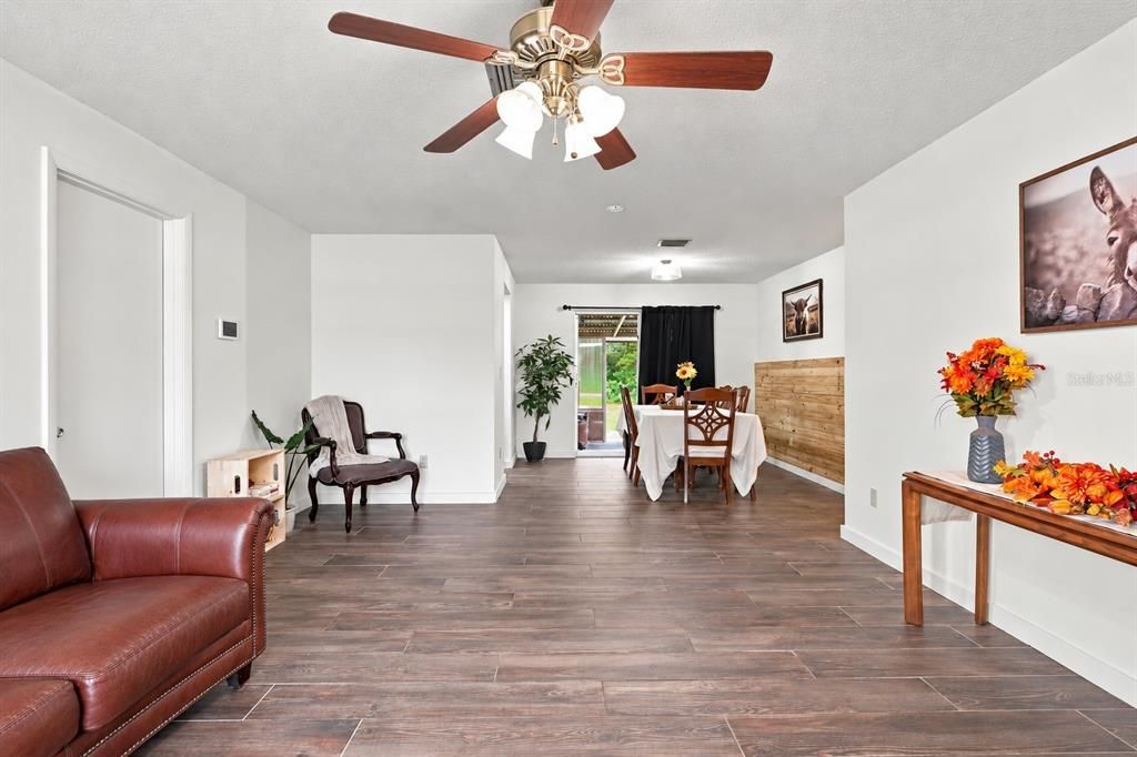 En Venta: $299,900 (3 camas, 2 baños, 1274 Pies cuadrados)