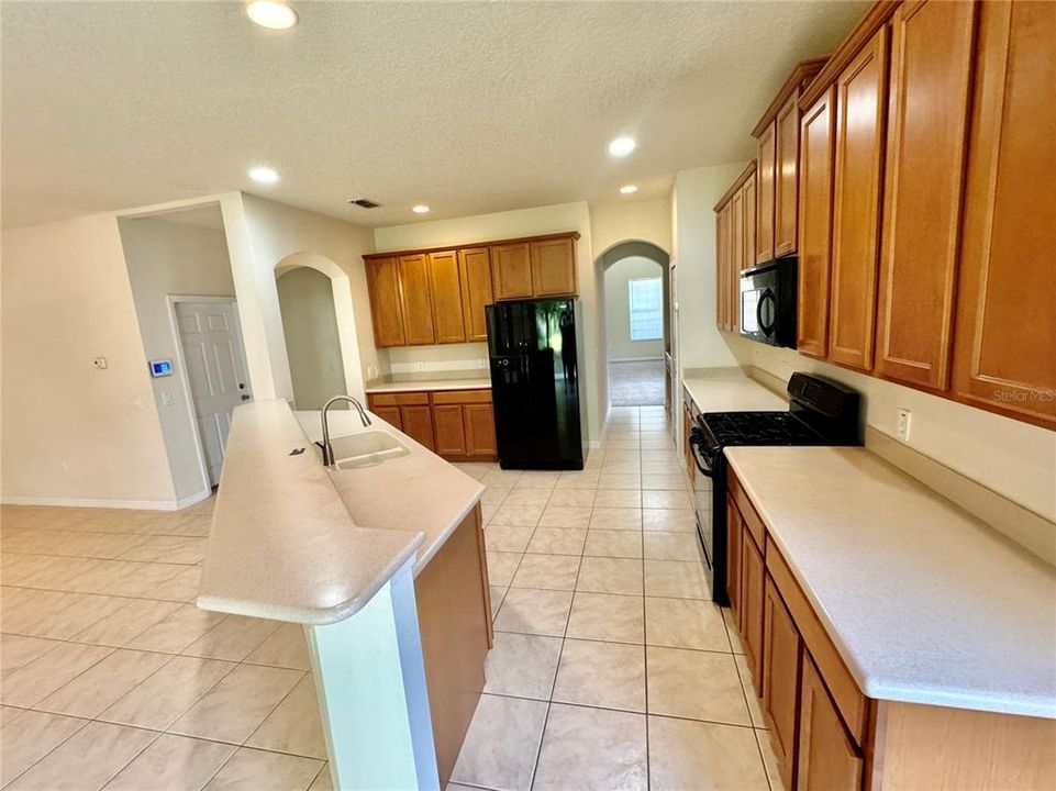 For Rent: $3,100 (4 beds, 2 baths, 2871 Square Feet)